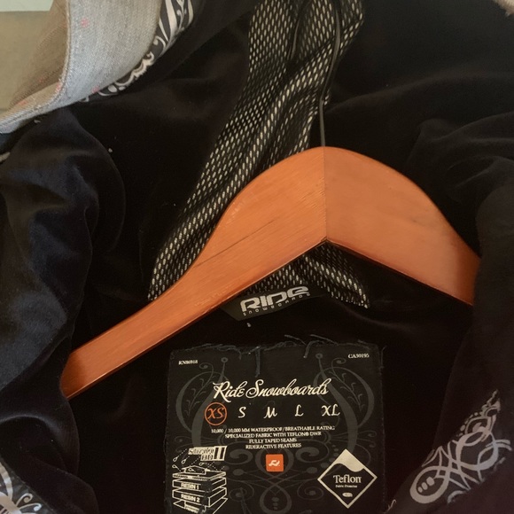 XS Ride hooded snowboarding jacket - Picture 4 of 5
